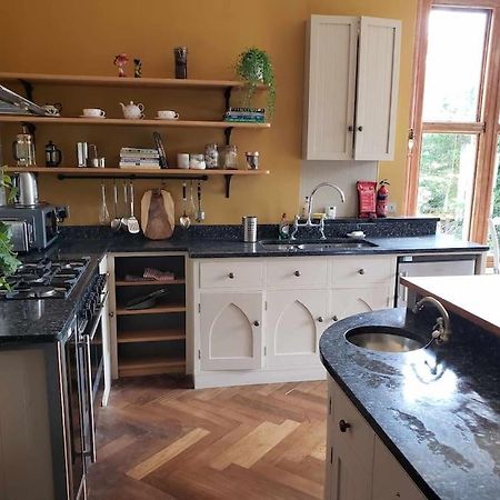 3 Bedroom 3 Bathroom Ground Floor Condo With Veranda Reigate Eksteriør bilde