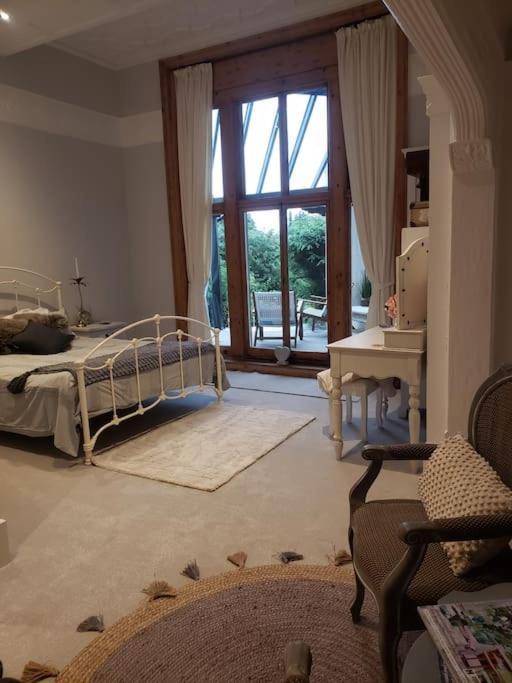 3 Bedroom 3 Bathroom Ground Floor Condo With Veranda Reigate Eksteriør bilde