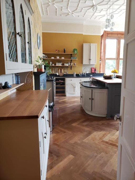 3 Bedroom 3 Bathroom Ground Floor Condo With Veranda Reigate Eksteriør bilde