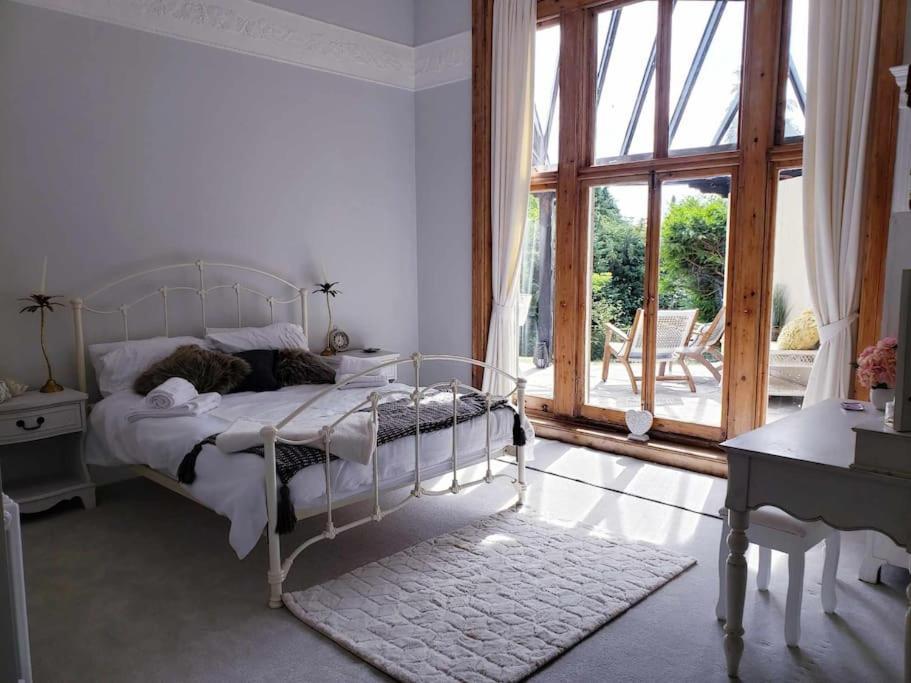 3 Bedroom 3 Bathroom Ground Floor Condo With Veranda Reigate Eksteriør bilde