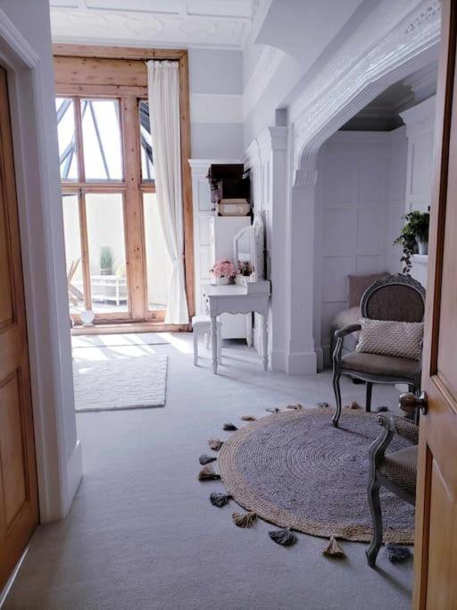 3 Bedroom 3 Bathroom Ground Floor Condo With Veranda Reigate Eksteriør bilde